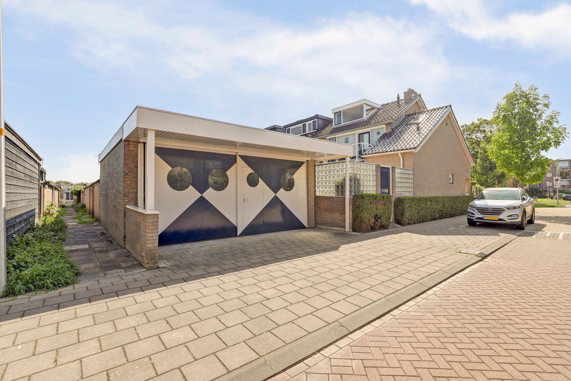 Spacious corner residence with double garage and sunny balcony in Waddinxveen — 36