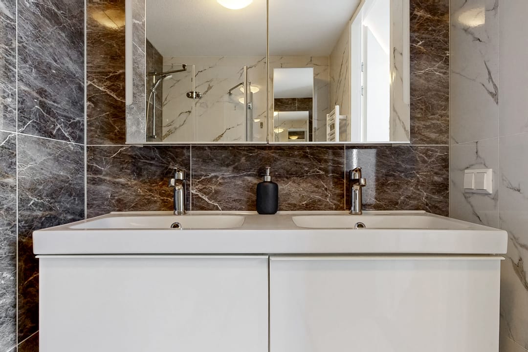 Spacious and Modern Corner Home with Private Parking and Two Bathrooms — 23