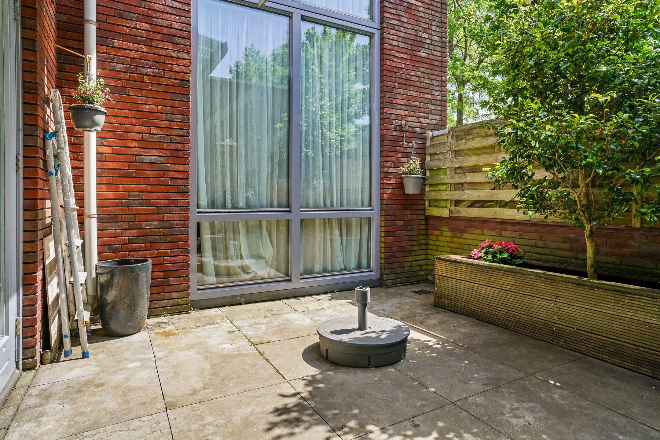 Spacious and Modern Corner Home with Private Parking and Two Bathrooms — 33