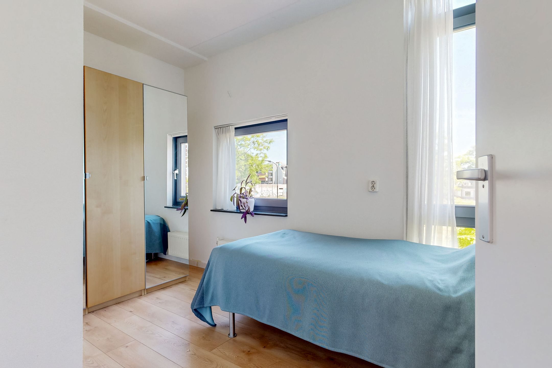 Spacious and Modern Corner Home with Private Parking and Two Bathrooms — 18