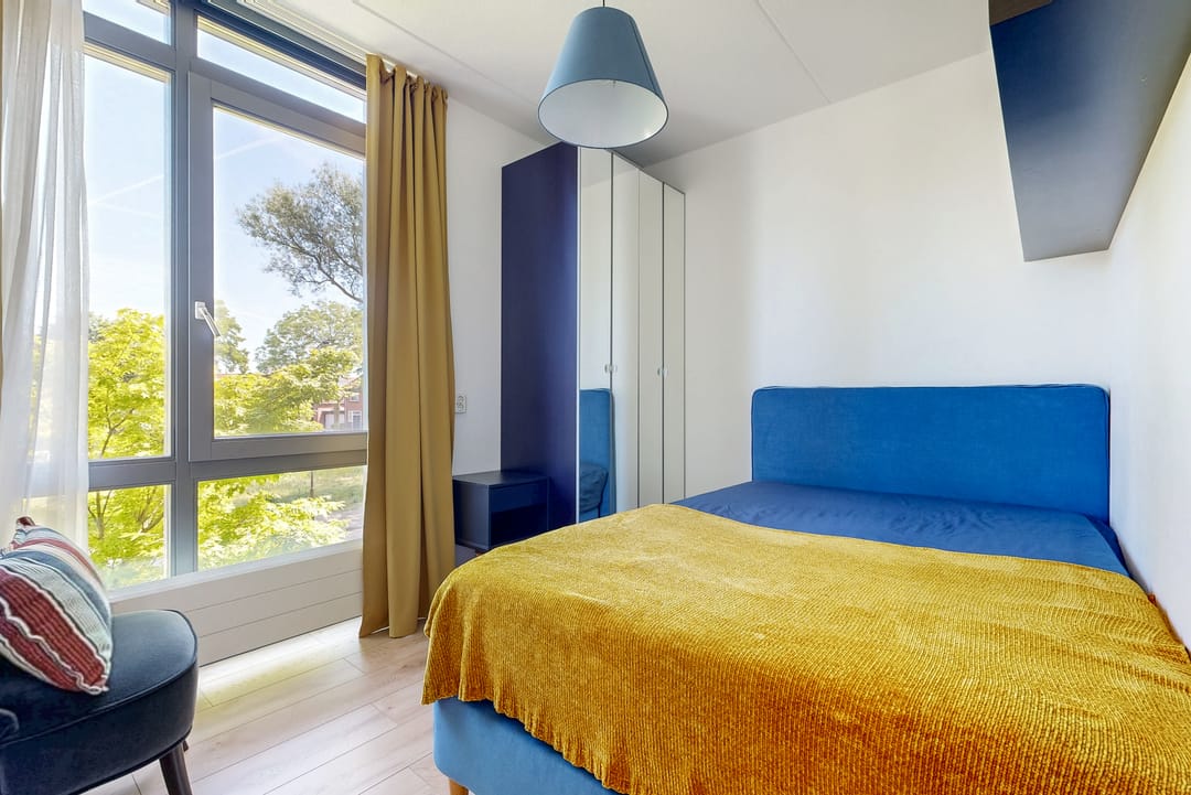 Spacious and Modern Corner Home with Private Parking and Two Bathrooms — 16