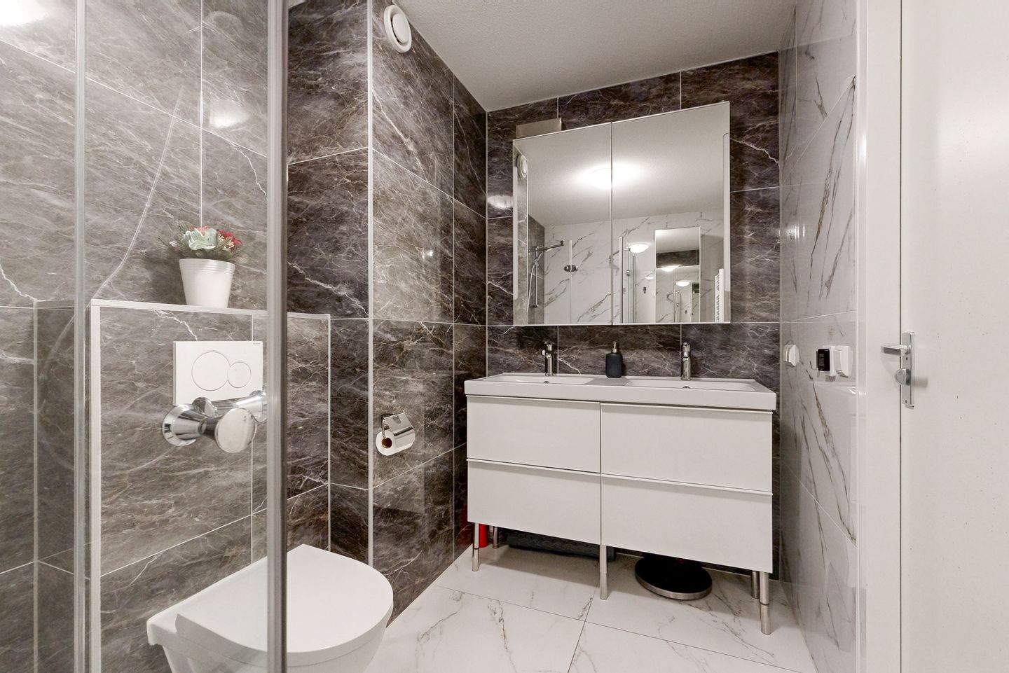 Spacious and Modern Corner Home with Private Parking and Two Bathrooms — 25