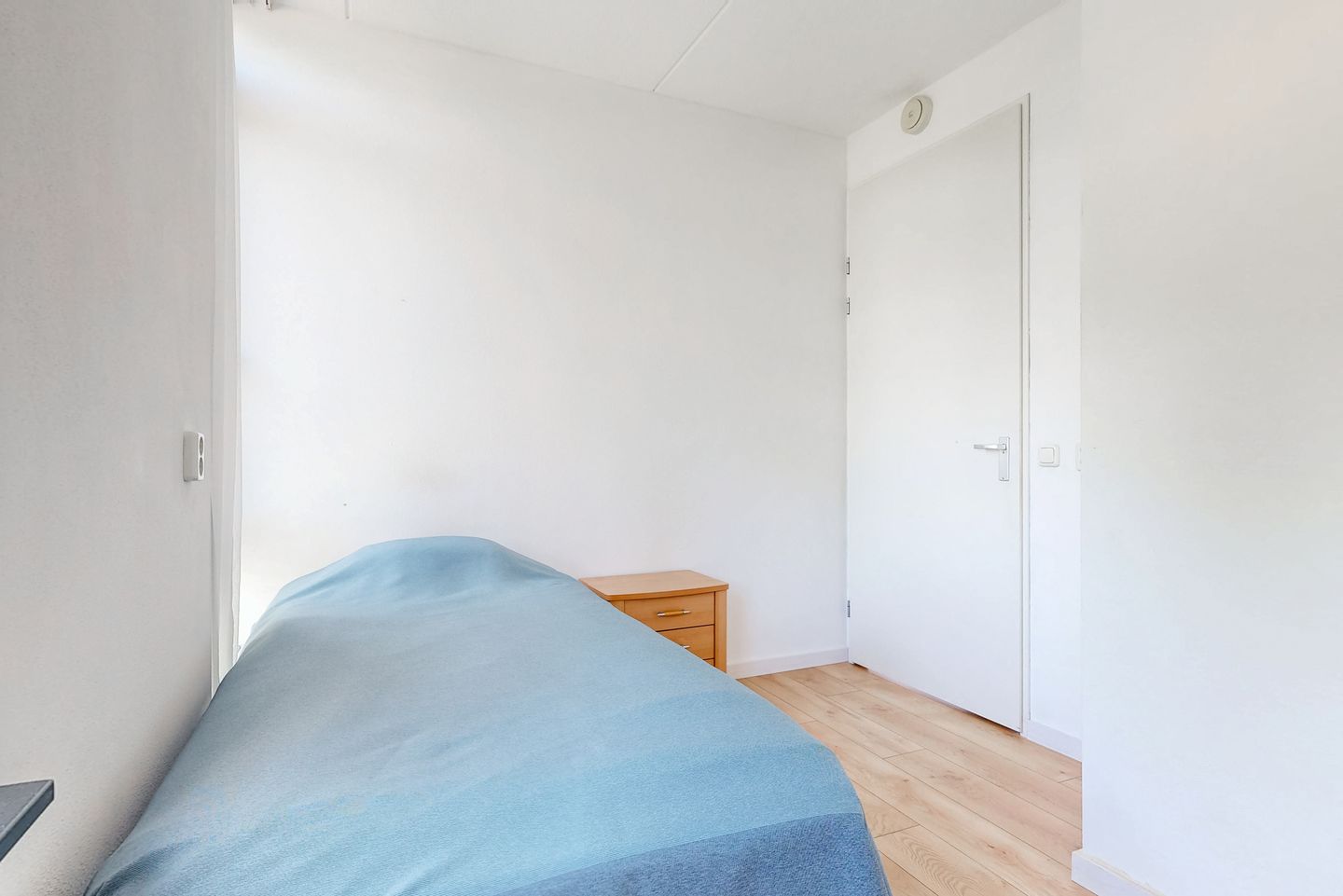 Spacious and Modern Corner Home with Private Parking and Two Bathrooms — 19