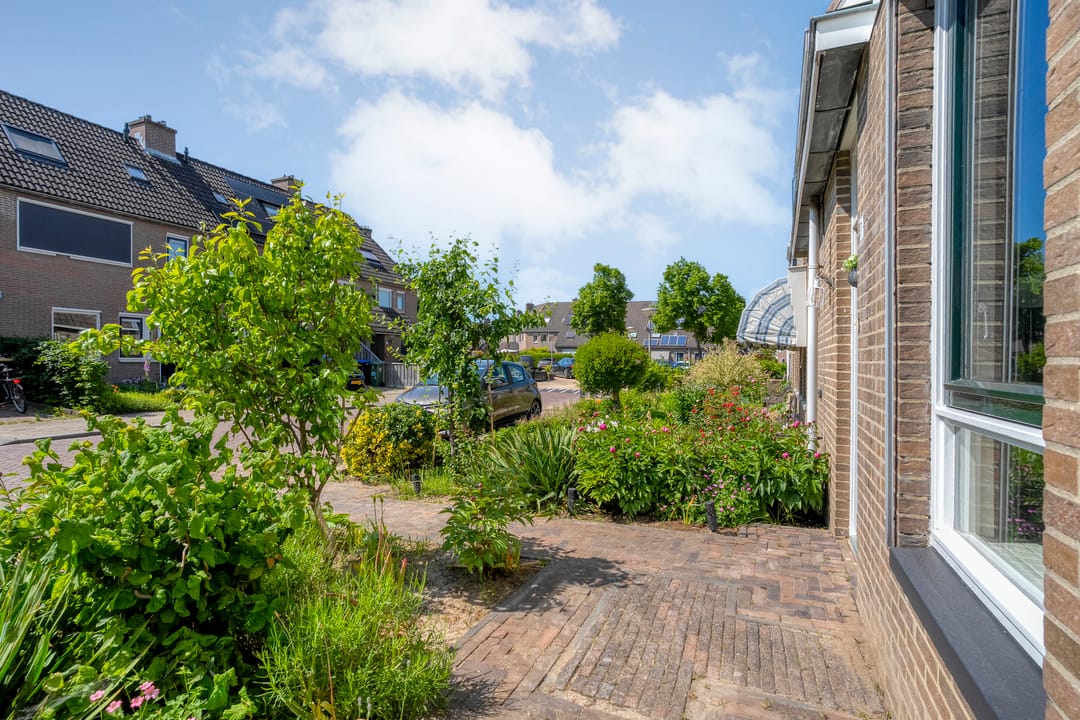 Spacious and Move-in Ready Terraced Home with Modern Bathroom and Sunny Garden in Emmeloord — 43