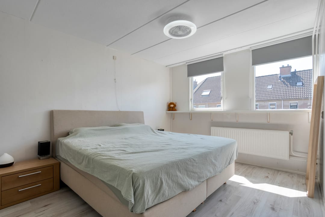 Spacious and Move-in Ready Terraced Home with Modern Bathroom and Sunny Garden in Emmeloord — 22