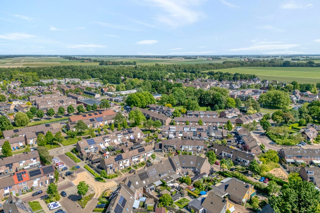 Spacious and Move-in Ready Terraced Home with Modern Bathroom and Sunny Garden in Emmeloord — 46