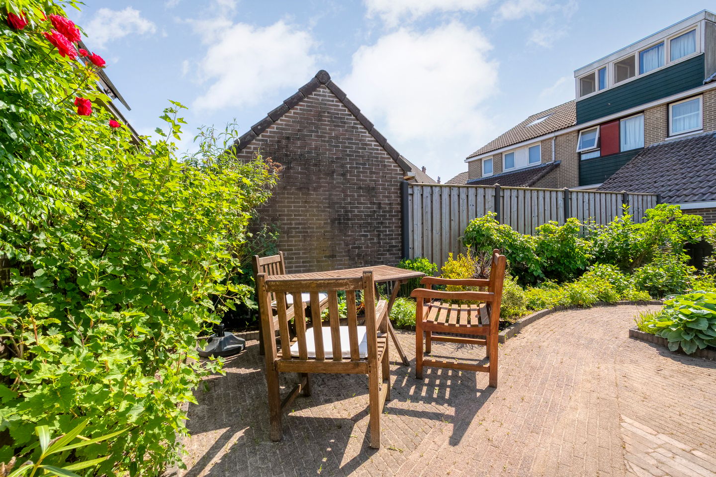 Spacious and Move-in Ready Terraced Home with Modern Bathroom and Sunny Garden in Emmeloord — 40
