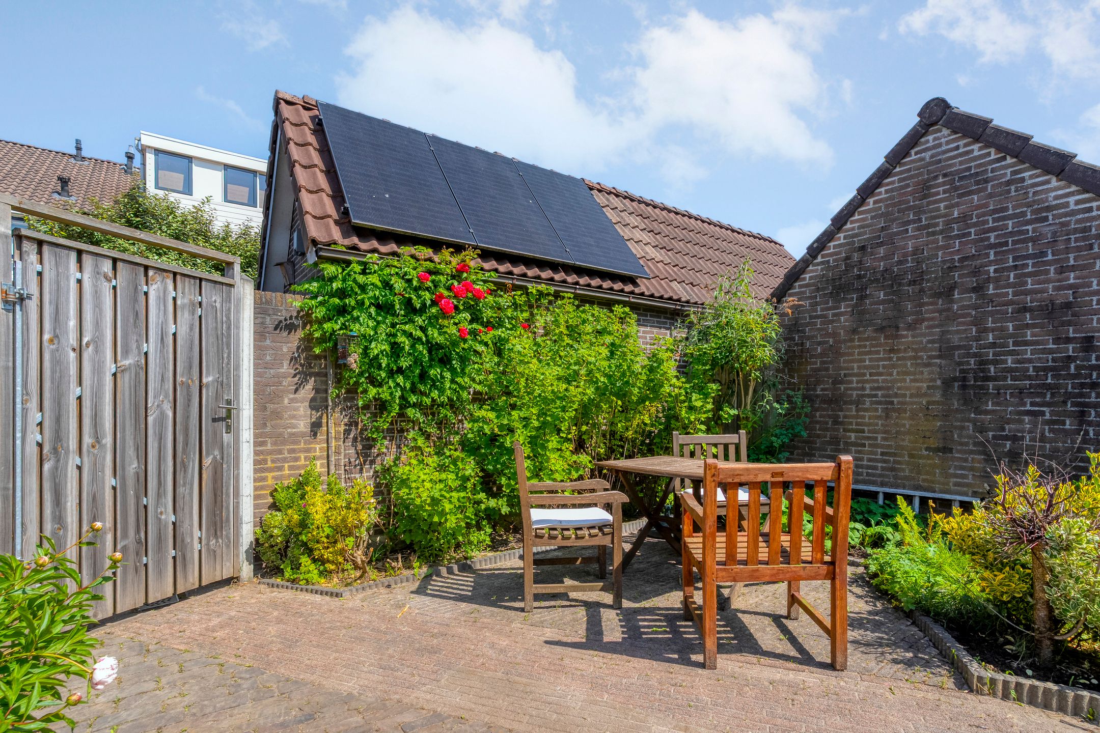 Spacious and Move-in Ready Terraced Home with Modern Bathroom and Sunny Garden in Emmeloord — 39