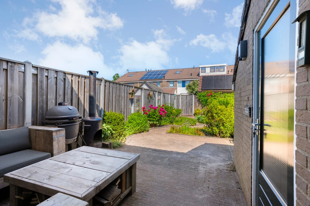 Spacious and Move-in Ready Terraced Home with Modern Bathroom and Sunny Garden in Emmeloord — 32