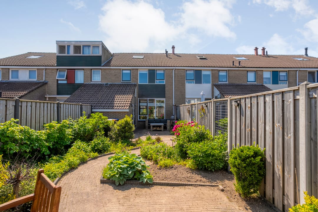 Spacious and Move-in Ready Terraced Home with Modern Bathroom and Sunny Garden in Emmeloord — 41