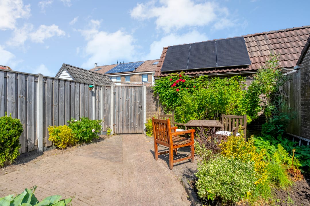 Spacious and Move-in Ready Terraced Home with Modern Bathroom and Sunny Garden in Emmeloord — 38