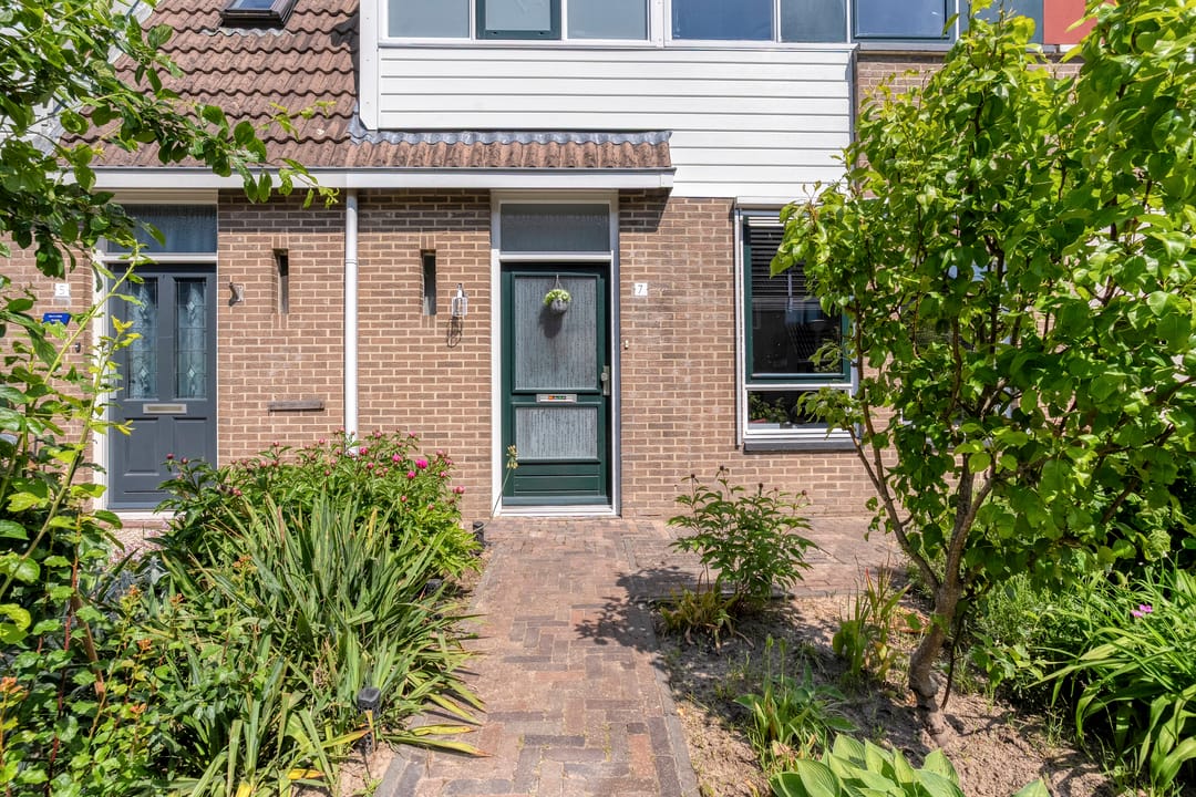 Spacious and Move-in Ready Terraced Home with Modern Bathroom and Sunny Garden in Emmeloord — 8