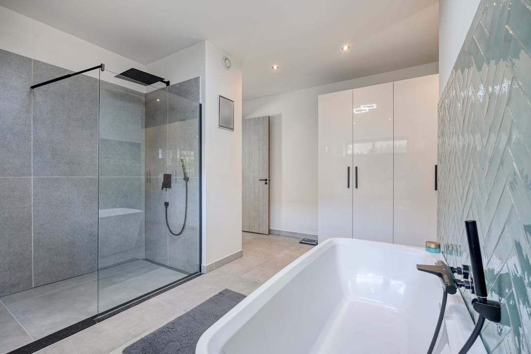Modern High-End Villa with Private Wellness Pool and Panoramic Landscape Views — 26