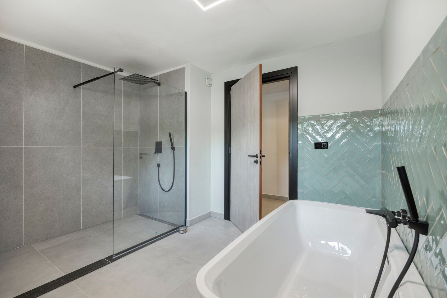 Modern High-End Villa with Private Wellness Pool and Panoramic Landscape Views — 40