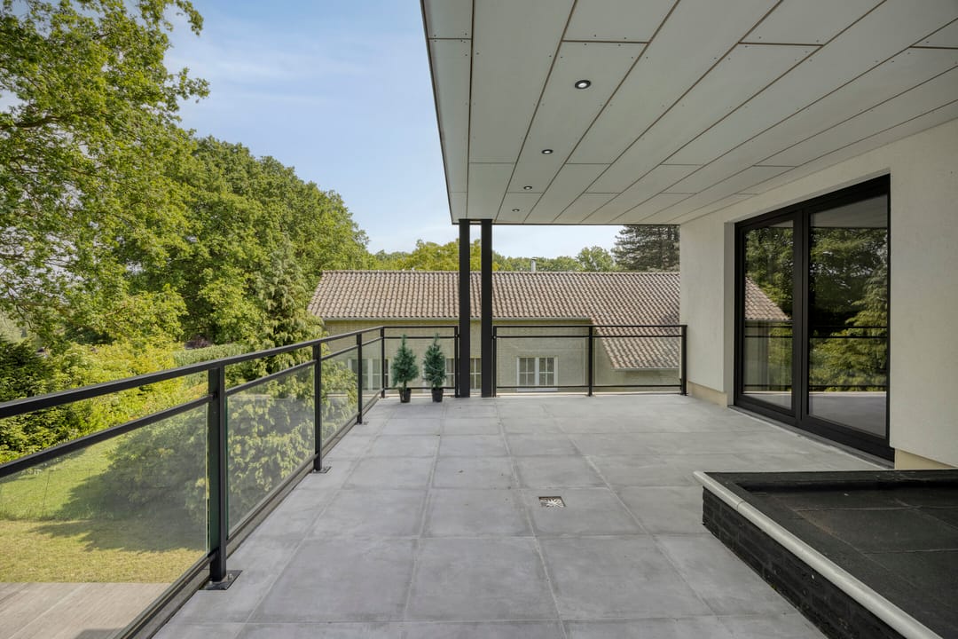 Modern High-End Villa with Private Wellness Pool and Panoramic Landscape Views — 37