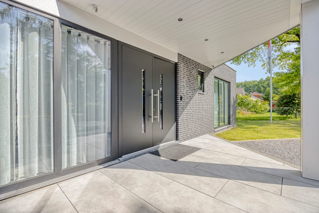 Modern High-End Villa with Private Wellness Pool and Panoramic Landscape Views — 8