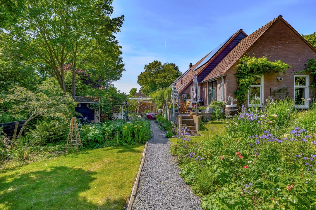 Characterful Semi-Detached Home with Spacious South-Facing Garden in Quiet Location — 31