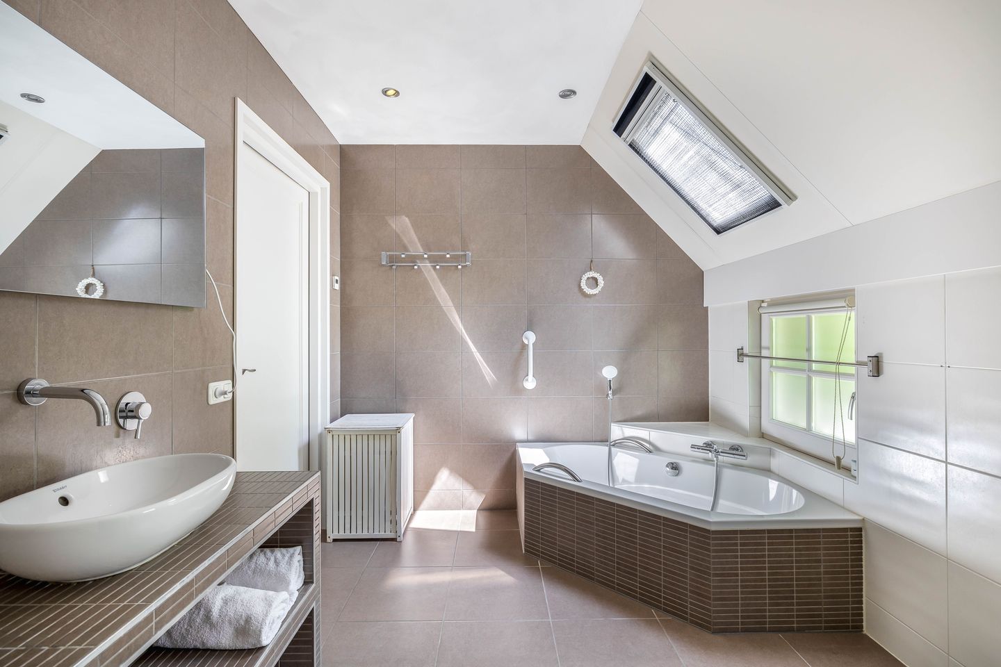 Characterful Semi-Detached Home with Spacious South-Facing Garden in Quiet Location — 25
