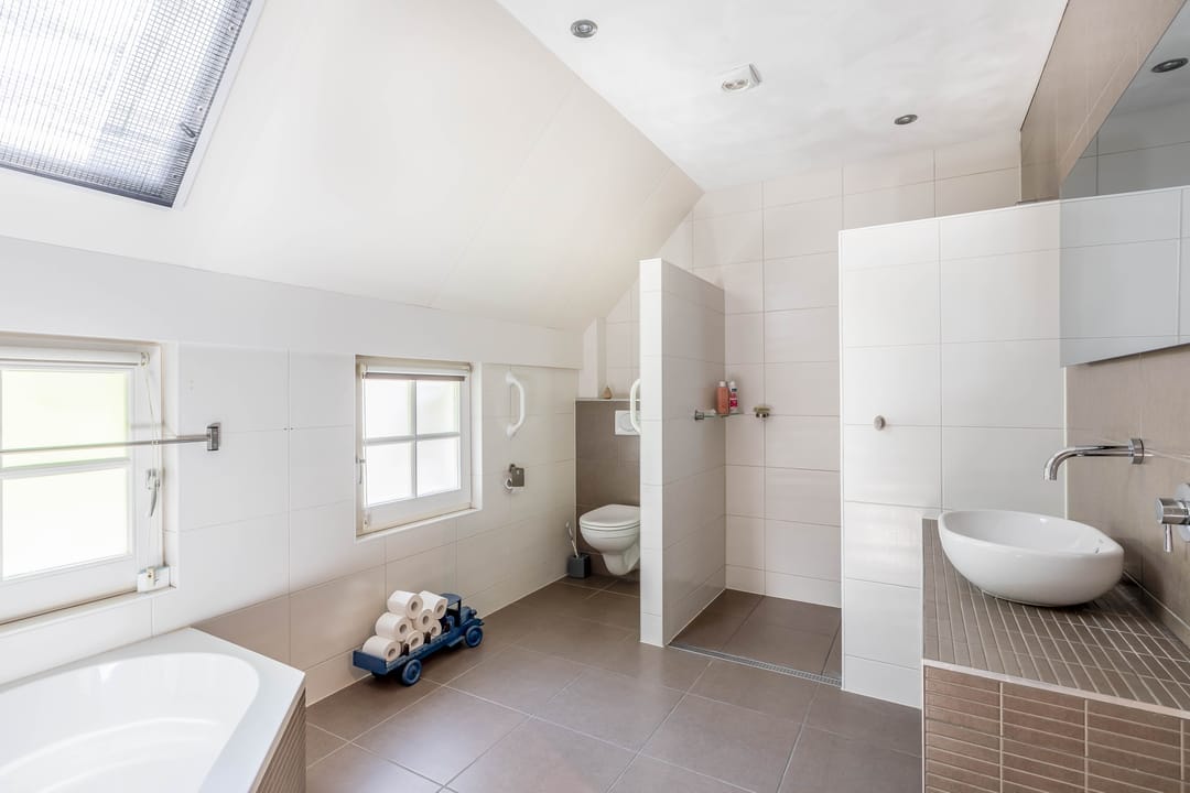 Characterful Semi-Detached Home with Spacious South-Facing Garden in Quiet Location — 23