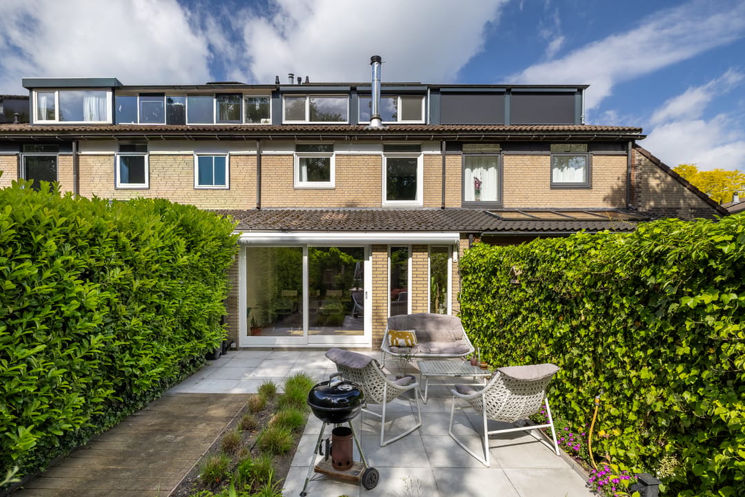Spacious Modern Family Home with Extended Living Space and Private Garden — 22