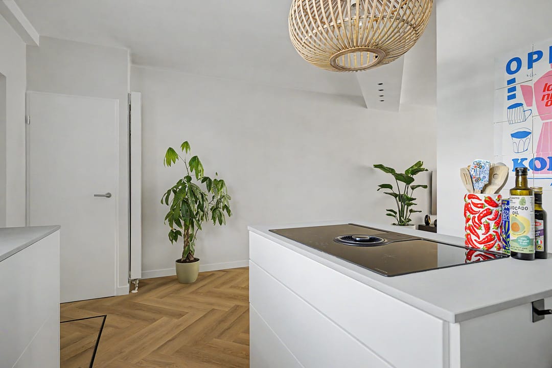 Spacious Modern Family Home with Extended Living Space and Private Garden — 8