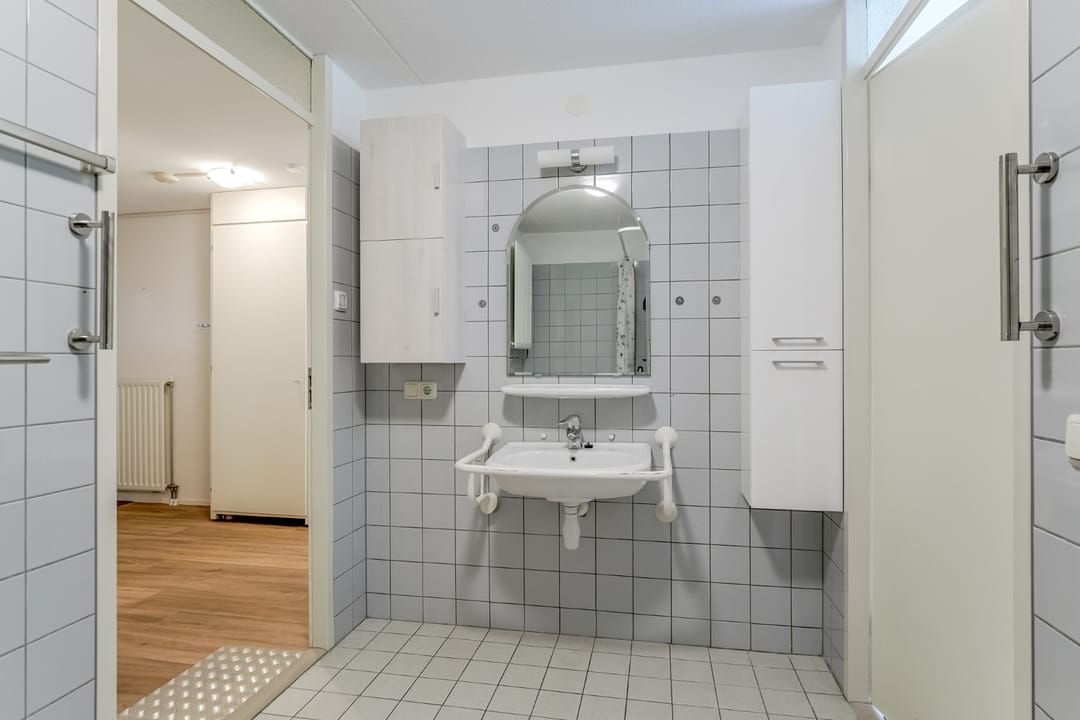 Light Apartment with Water View and Balcony in Rozenstaete — 32