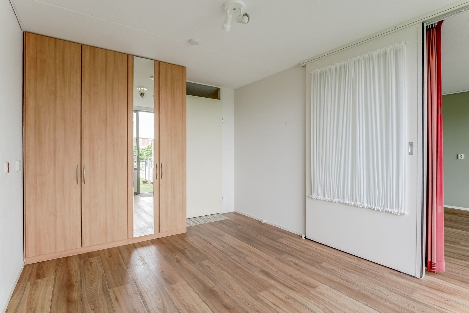 Light Apartment with Water View and Balcony in Rozenstaete — 24