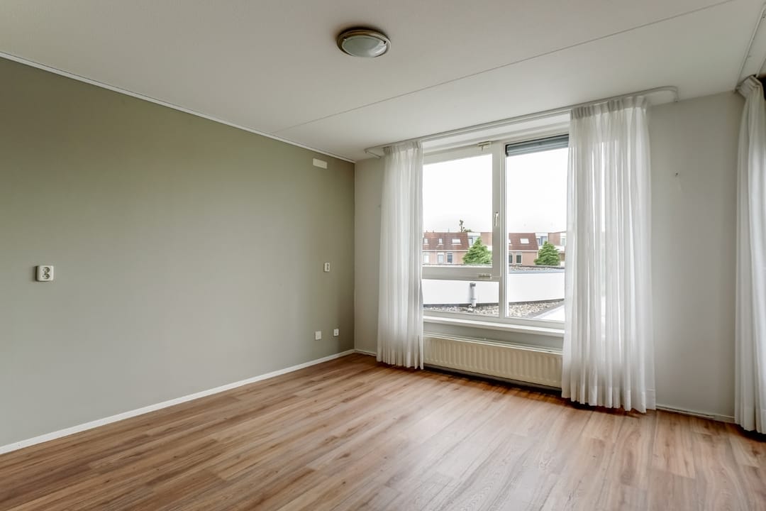 Light Apartment with Water View and Balcony in Rozenstaete — 16