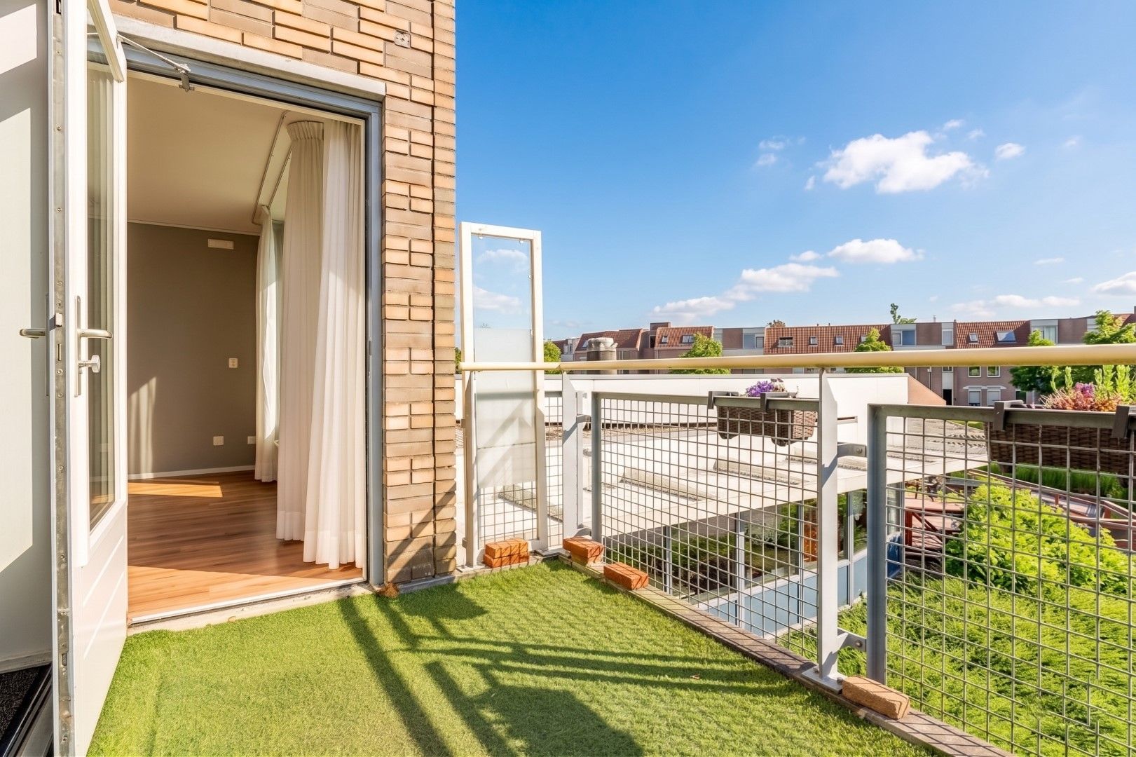 Light Apartment with Water View and Balcony in Rozenstaete — 21
