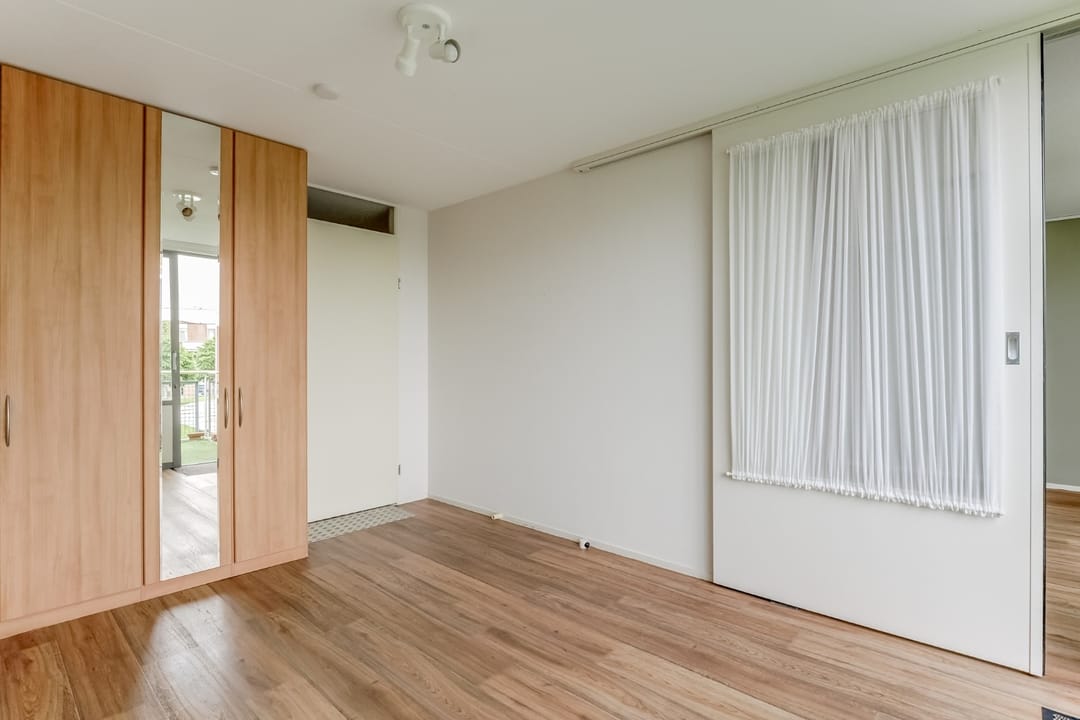 Light Apartment with Water View and Balcony in Rozenstaete — 22