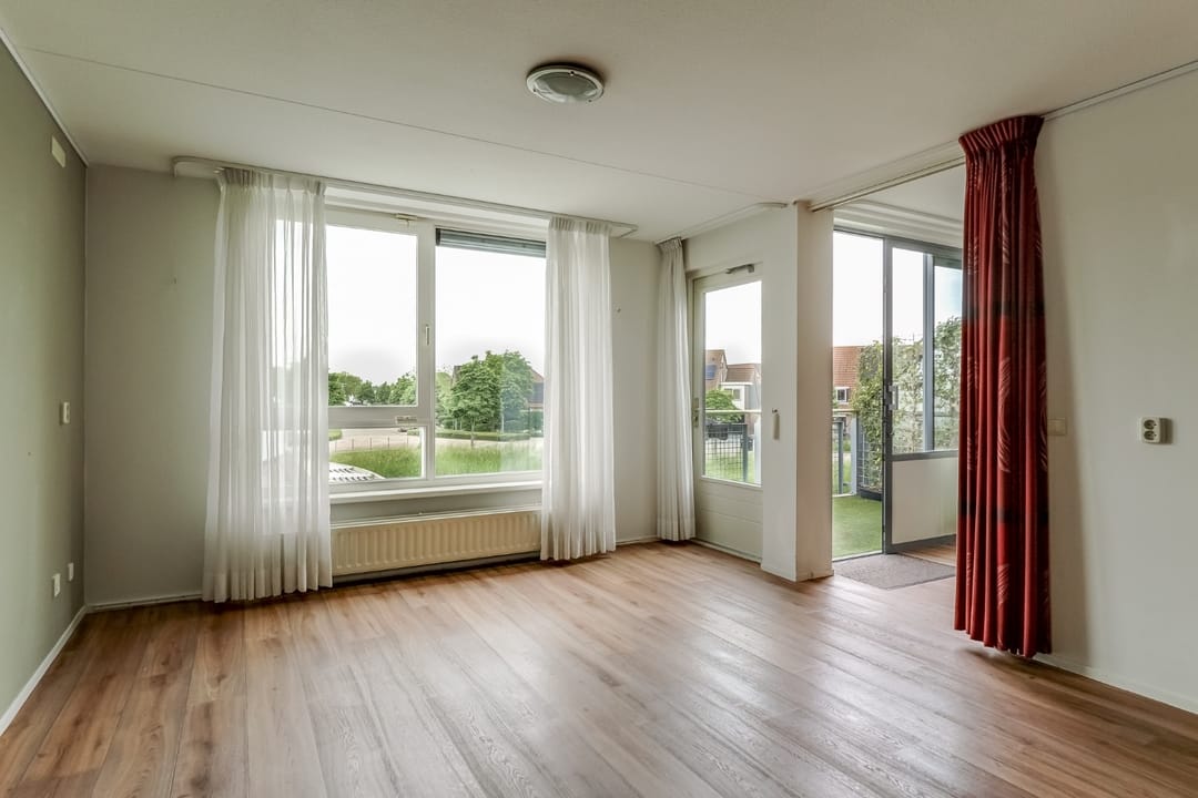 Light Apartment with Water View and Balcony in Rozenstaete — 17