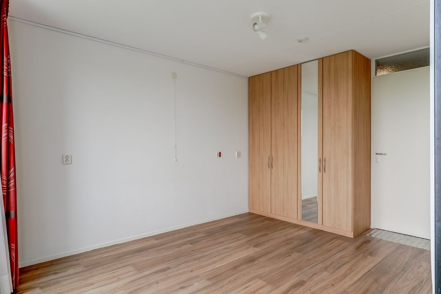 Light Apartment with Water View and Balcony in Rozenstaete — 25