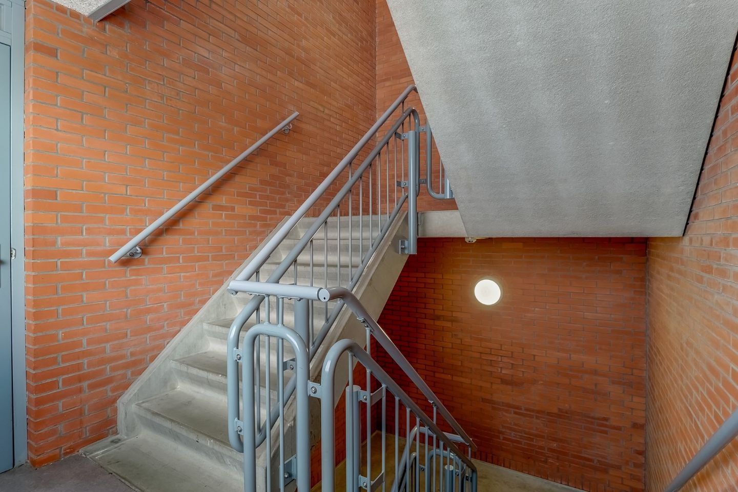 Light Apartment with Water View and Balcony in Rozenstaete — 10