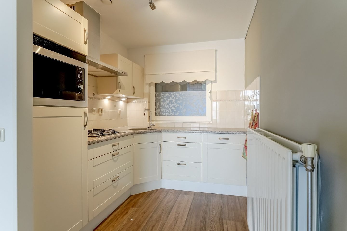 Light Apartment with Water View and Balcony in Rozenstaete — 29