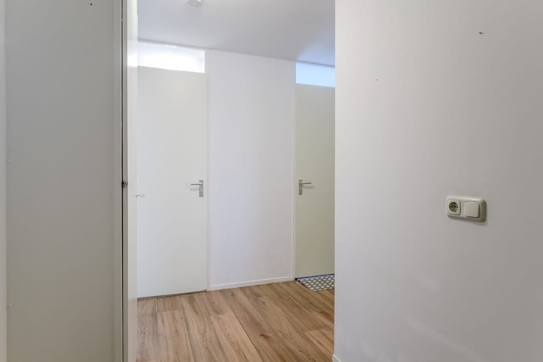 Light Apartment with Water View and Balcony in Rozenstaete — 13