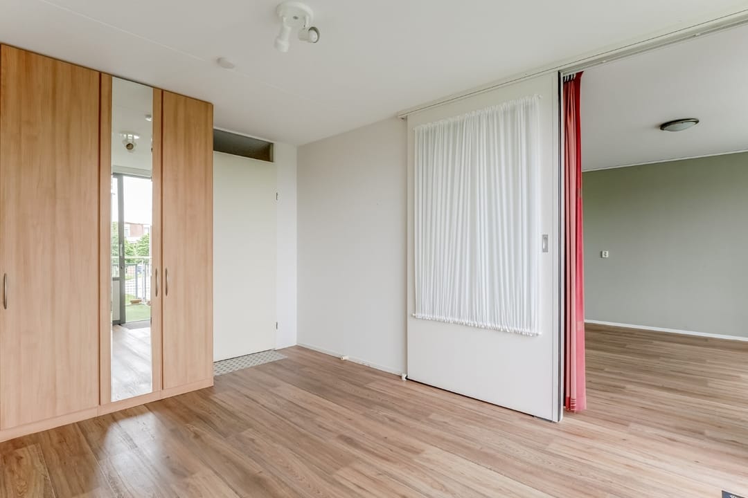 Light Apartment with Water View and Balcony in Rozenstaete — 23