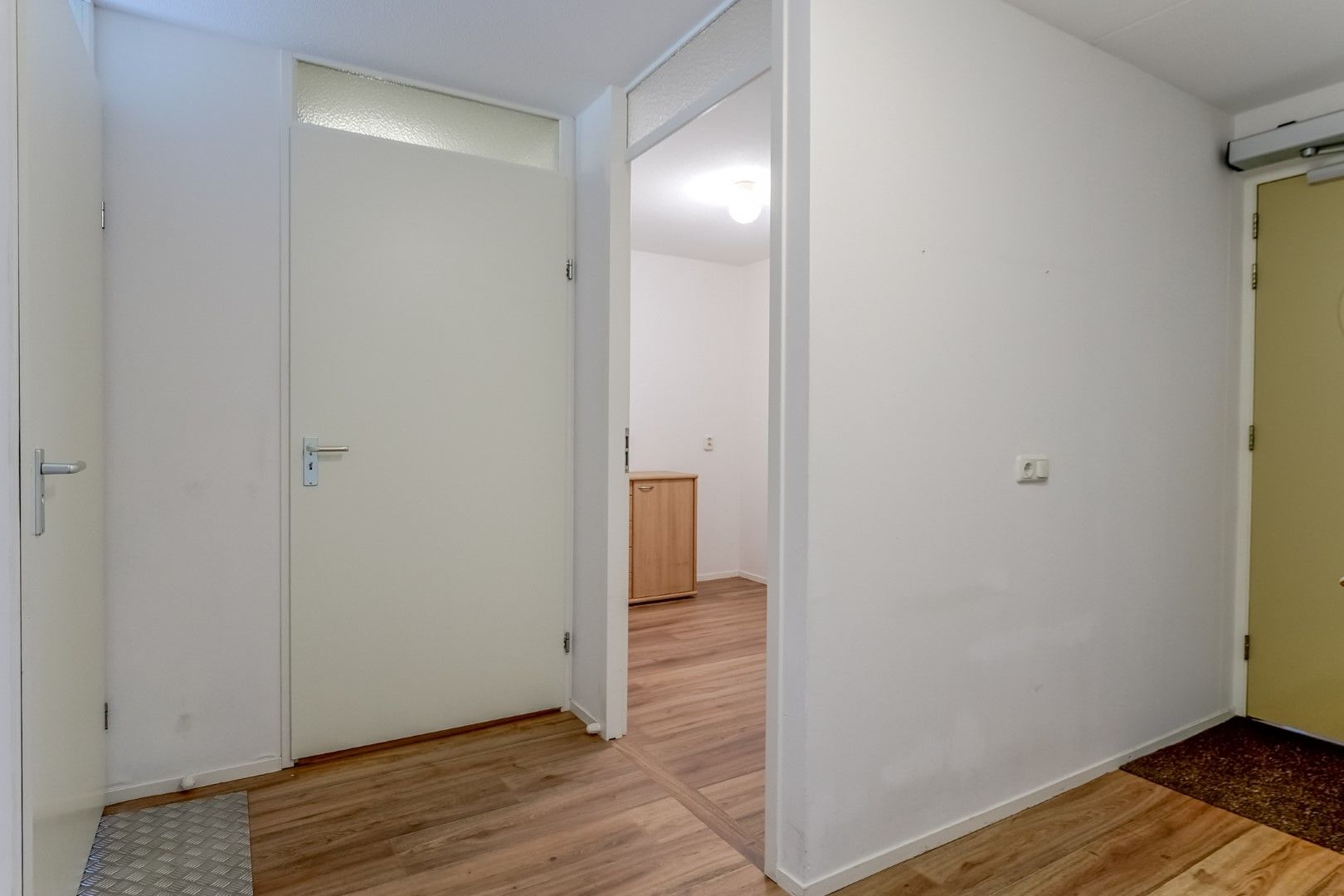 Light Apartment with Water View and Balcony in Rozenstaete — 36