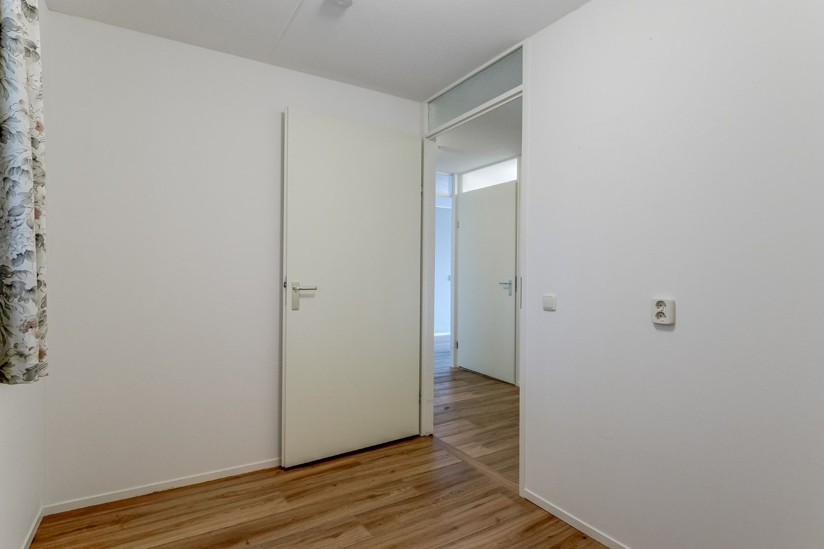 Light Apartment with Water View and Balcony in Rozenstaete — 39