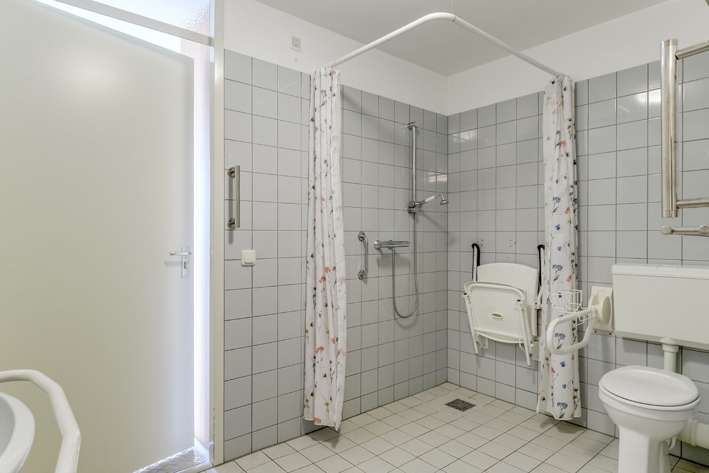 Light Apartment with Water View and Balcony in Rozenstaete — 34