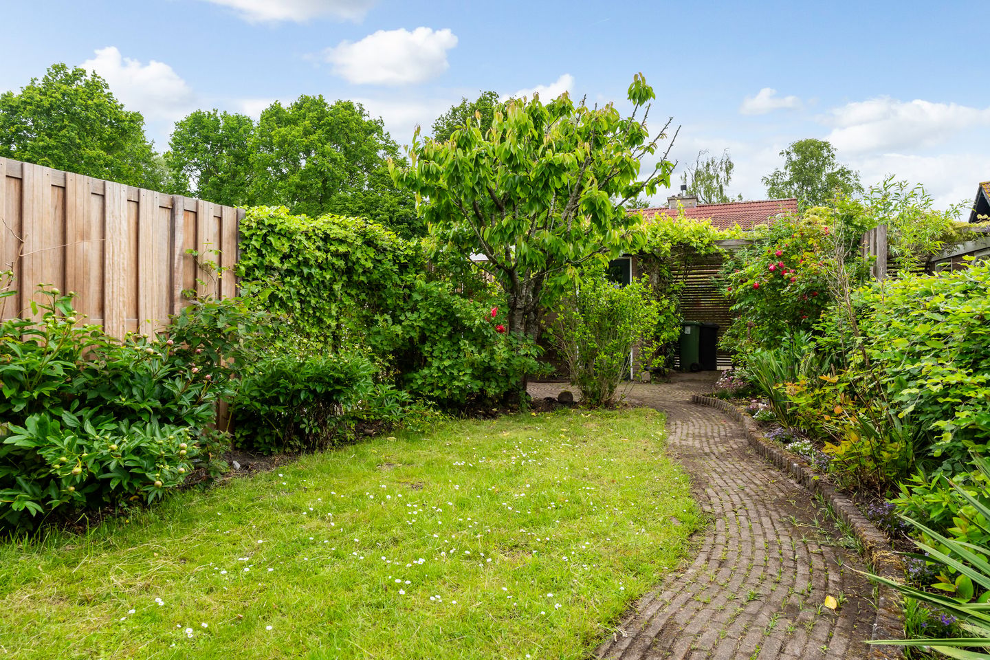 Spacious Family Home with Deep Garden Near Westerpark — 40
