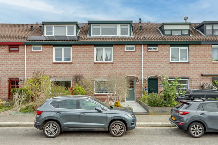 Tussenwoning te koop: Söderblomstraat 262, Hoofddorp