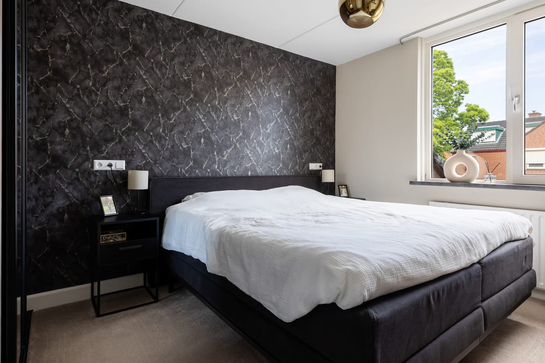 Modern Move-in Ready Terraced Home with Sun-Drenched South Garden and Private Parking — 26
