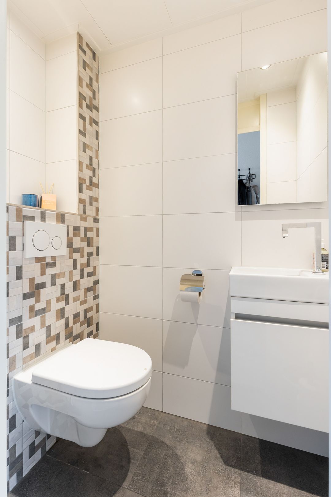 Modern Move-in Ready Terraced Home with Sun-Drenched South Garden and Private Parking — 23