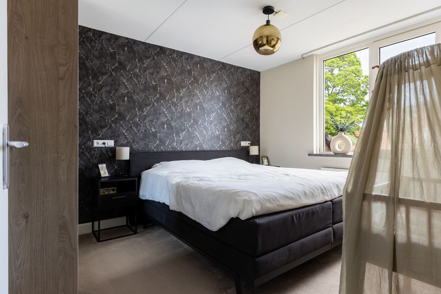 Modern Move-in Ready Terraced Home with Sun-Drenched South Garden and Private Parking — 25