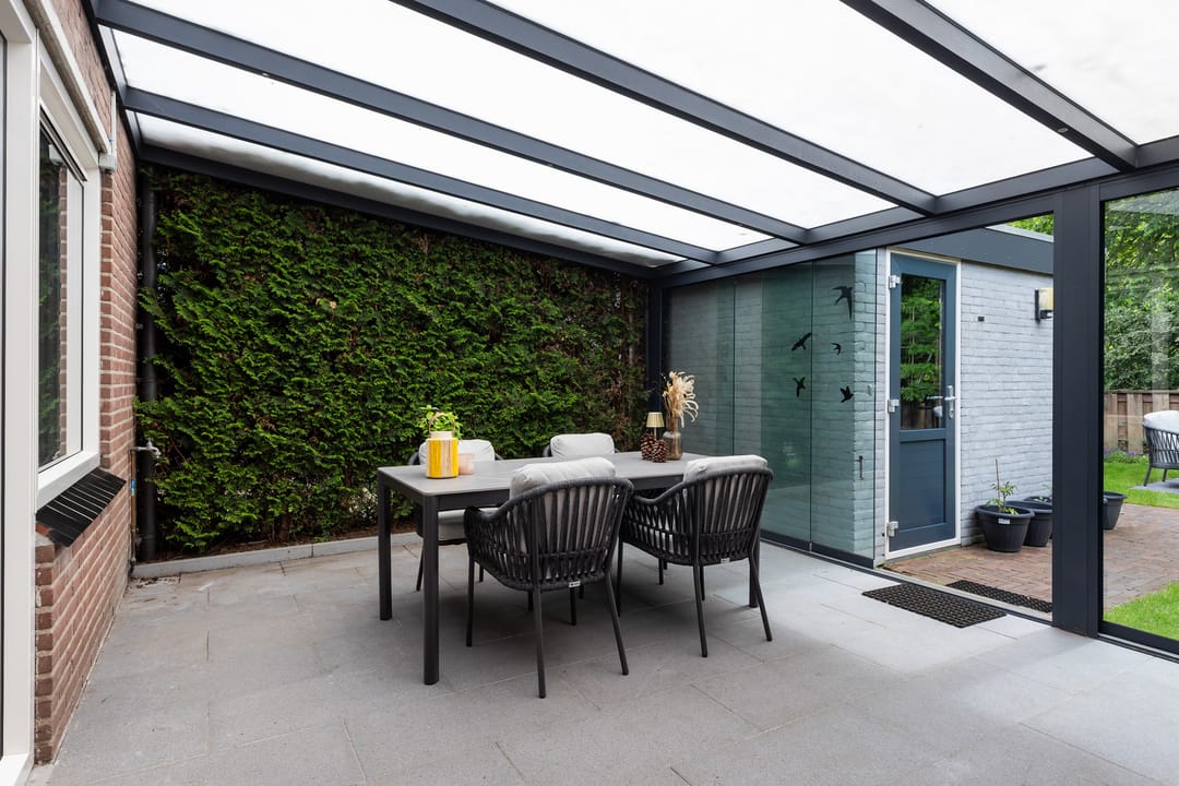 Modern Move-in Ready Terraced Home with Sun-Drenched South Garden and Private Parking — 8