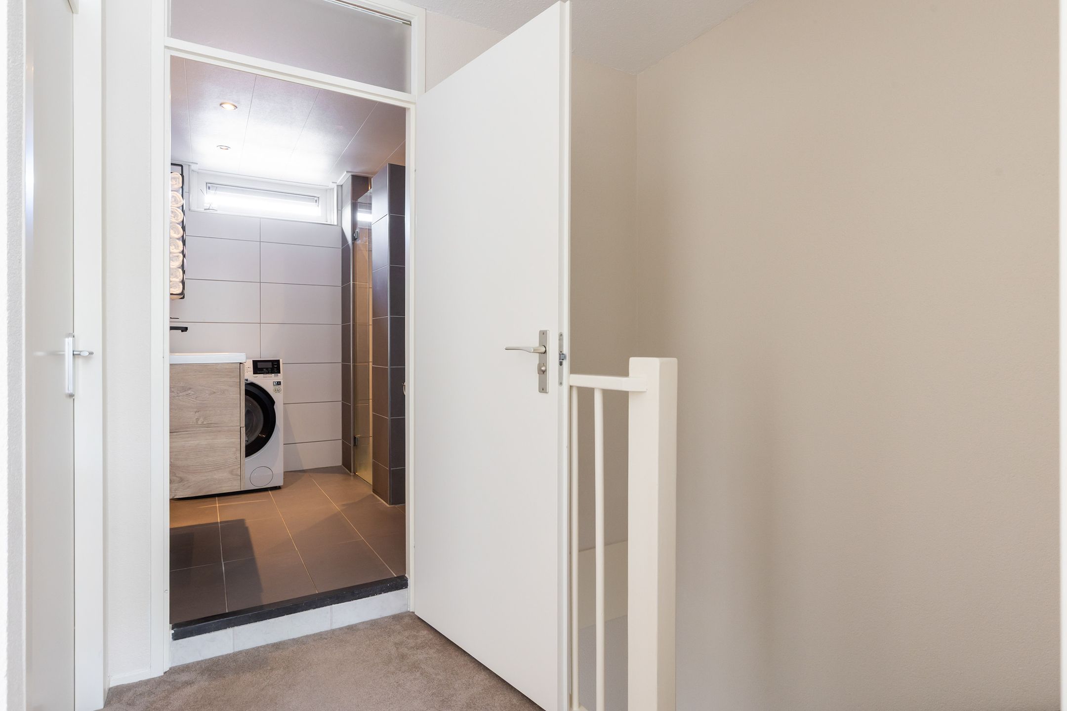 Modern Move-in Ready Terraced Home with Sun-Drenched South Garden and Private Parking — 24