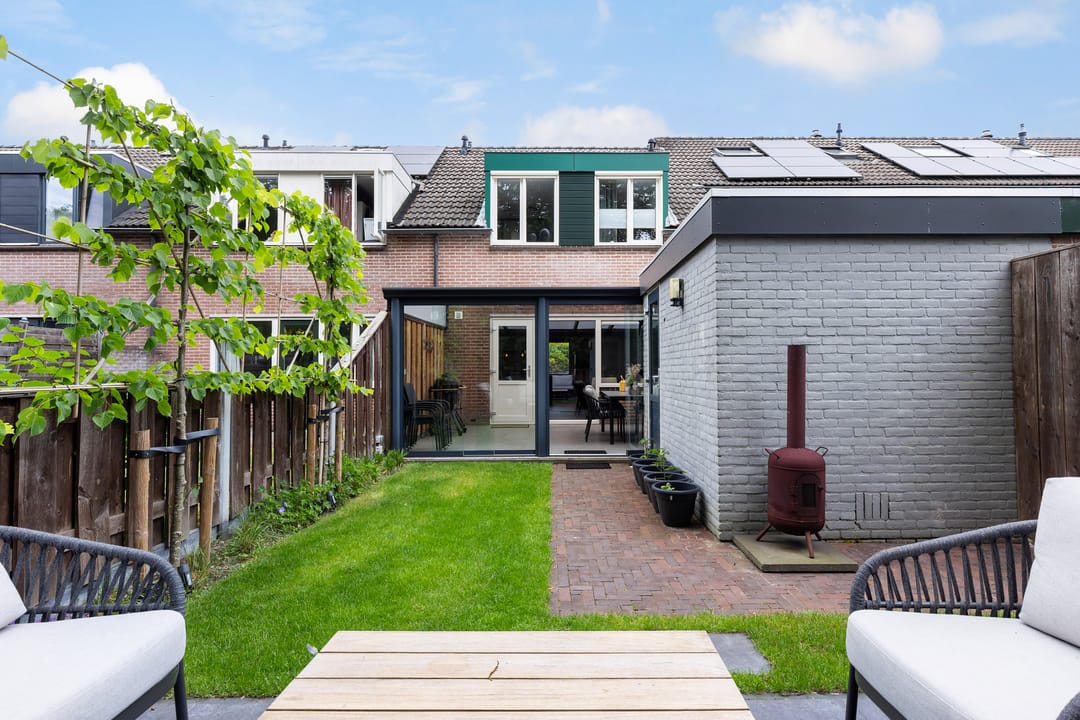 Modern Move-in Ready Terraced Home with Sun-Drenched South Garden and Private Parking — 13
