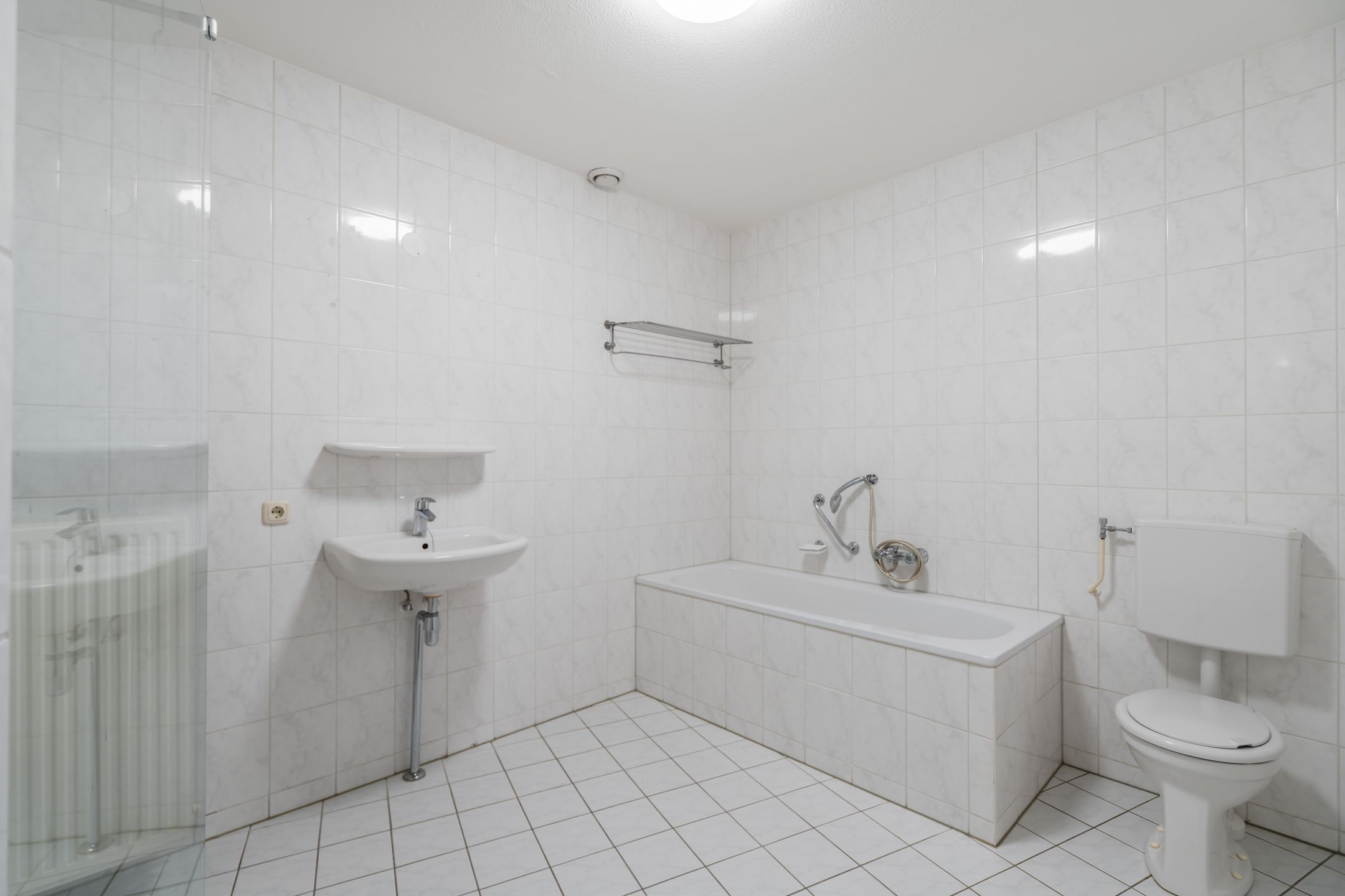 Spacious Apartment with Balcony and Private Parking in Central Weert — 24