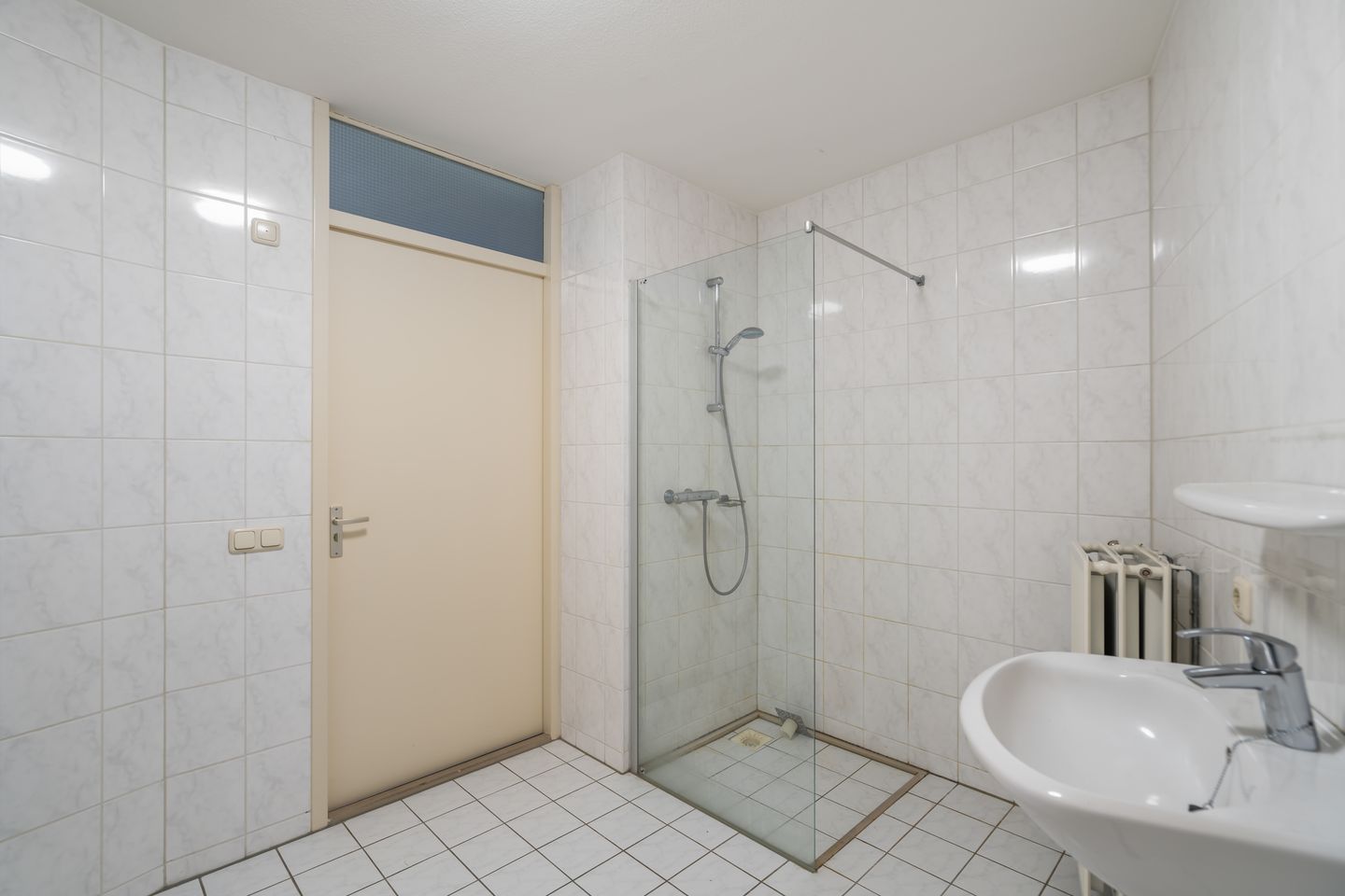 Spacious Apartment with Balcony and Private Parking in Central Weert — 25