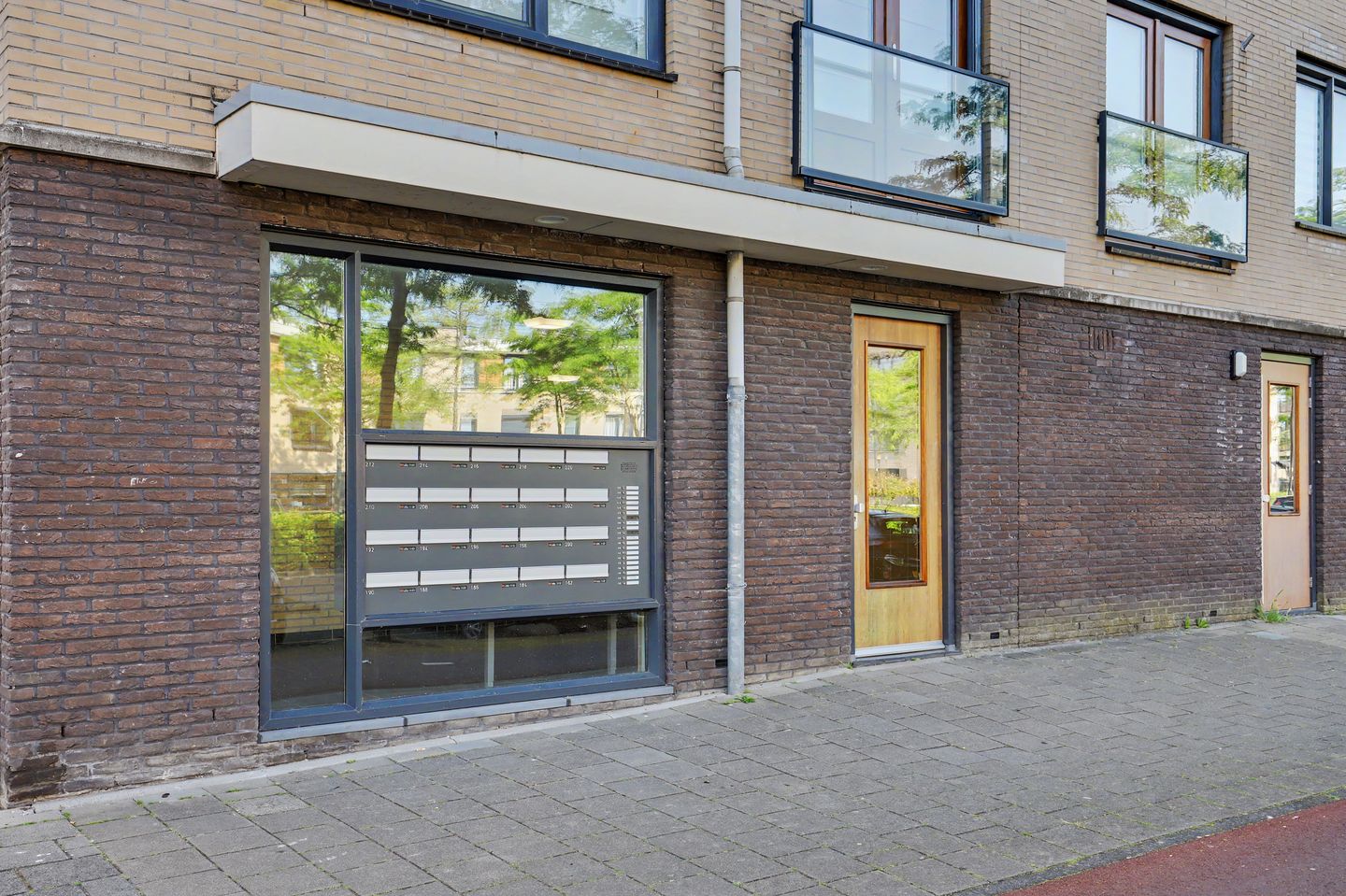 Photo 10 of Avenue Carré 182